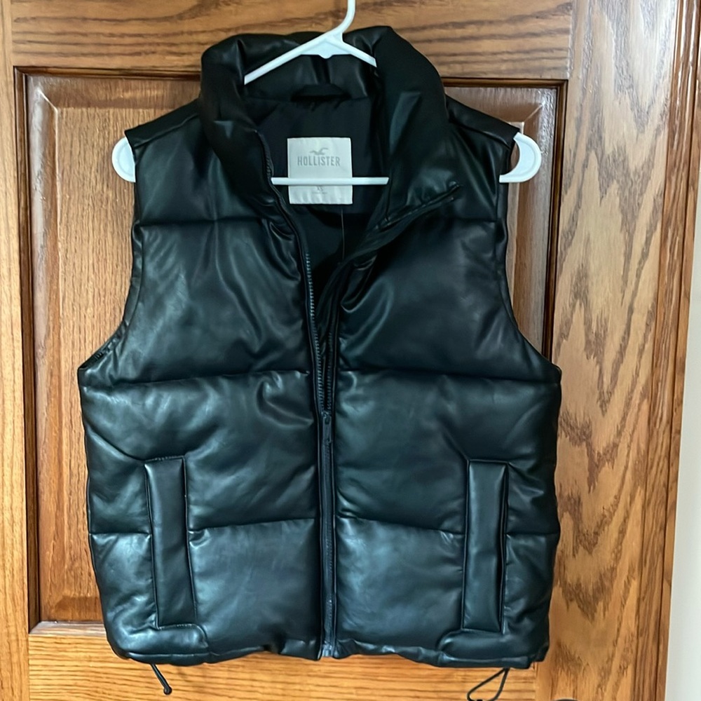 Hollister sz xs black FAUX LEATHER PUFFER VEST, NEW without tag, never worn.